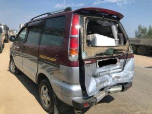 В Якутске "Лексус" столкнулся с микроавтобусом