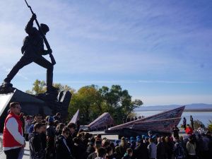 В Хабаровске участники «Поезда дружбы» возложили цветы к мемориалу «Победа на Востоке»