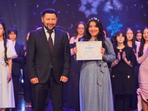 Евгений Григорьев вручил стипендии 100 лучшим школьникам на Елке главы Якутска