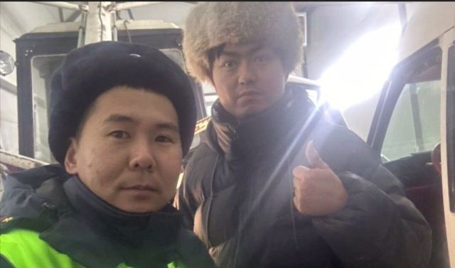 В Якутии машина с туристами заглохла в дороге: Паре из Китая помогли инспекторы ДПС