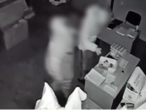 В Олекминске задержаны двое мужчин, которые попытались украсть два ящика водки