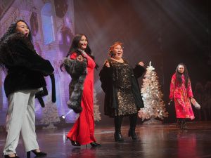 Евгений Григорьев вручил стипендии 100 лучшим школьникам на Елке главы Якутска