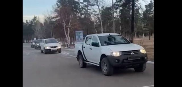 Якутия передала шесть пикапов военной части в Улан-Удэ, где проходят службу якутяне