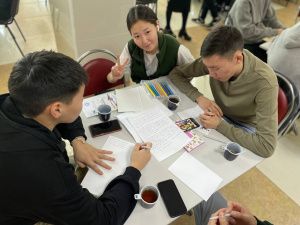 Школьники и студенты Якутска изготовили маскировочные сети и обереги для казаков — участников СВО