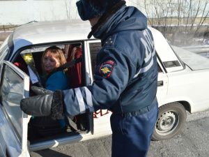 Инспекторы ГИБДД подарили цветы автолюбительницам Усть-Неры