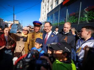 Айсен Николаев принял участие в праздничных мероприятиях проекта «Проспект Победы»