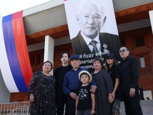 Якутяне нескончаемым потоком идут проститься с Михаилом Николаевым