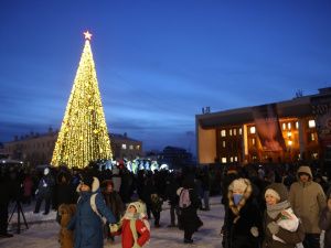 В Якутии зажгли огни первой новогодней ёлки в стране