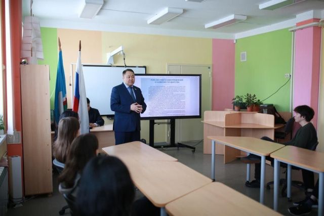 Альберт Семенов провел открытые уроки в преддверии Дня местного самоуправления
