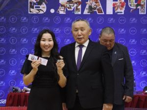 Одиннадцати мас-рестлерам Якутии вручили удостоверения и знаки мастеров спорта России