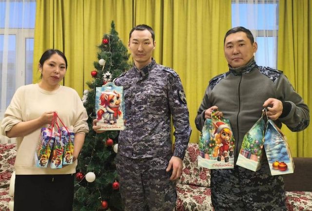 Якутские росгвардейцы исполняют новогодние мечты детей