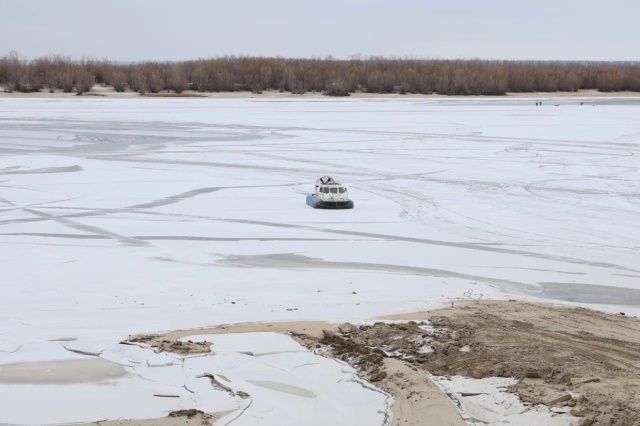 Перевозки через реку Лену ведутся в условиях межсезонья