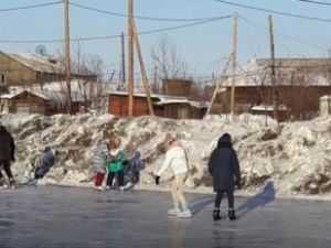 В поселке Зырянка заработал ледовый каток