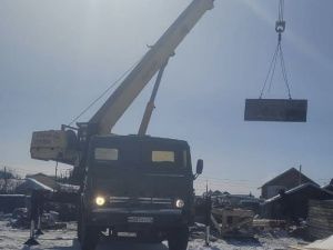 В Якутске автокран оборвал провода электролинии