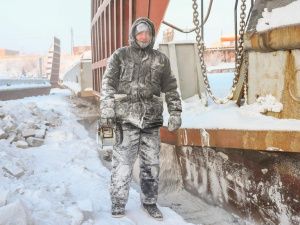 Работа не для слабаков: как вымораживают и ремонтируют речные суда в Якутии