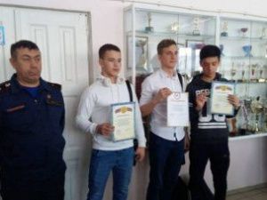 В Якутске наградили школьников, вытащивших мужчину из горящего дома