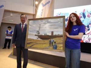 Художница преподнесла Айсену Николаеву свою картину