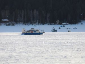 В Якутии заработала зимняя переправа для машин через Лену