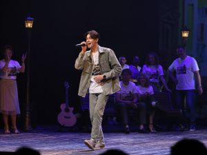 Премьерой концерта «Арбатский дворик» к 100-летию Булата Окуджавы Русский театр завершил сезон 