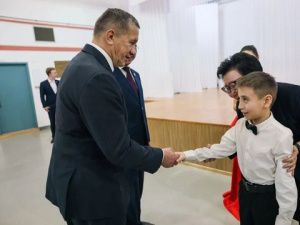 Юрий Трутнев и Айсен Николаев посетили Высшую школу музыки в Якутске