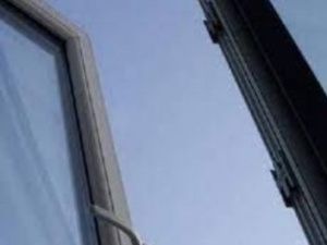 В Якутске в 203 микрорайоне с девятого этажа выпал молодой человек