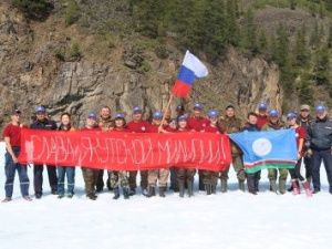 Патриотический десант МВД Якутии водрузил флаг ведомства на высоте 2291