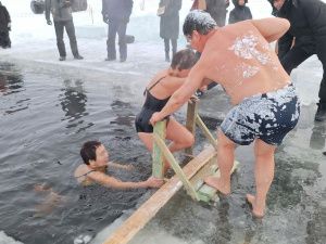 По льду и снегу: на городском пляже Якутска прошел заплыв якутских моржей
