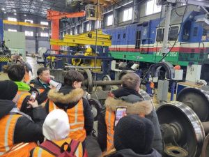 Школьникам из Алдана провели экскурсию в депо «Железных дорог Якутии»
