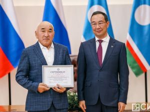 Глава Якутии вручил лучшим педагогам-наставникам премии в 100 тысяч рублей