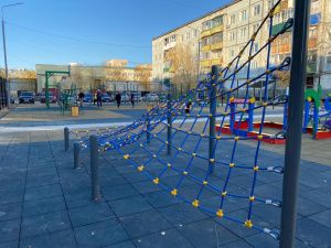 В Якутске продолжается благоустройство дворовых территорий