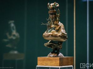В НХМ Якутии открылась выставка всемирно известного художника-ювелира Александра Манжурьева