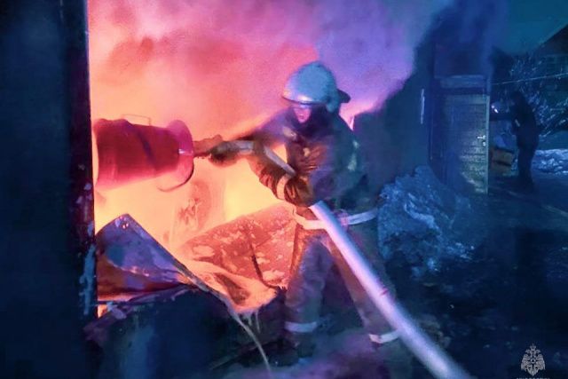 В Якутии обнаружили тела трех человек на месте пожара в частном гараже