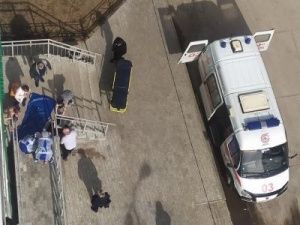 Состояние девушки, выпавшей из окна, остается крайне тяжелым