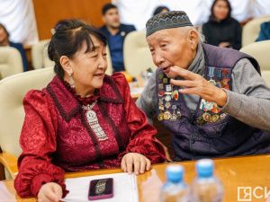 Айсен Николаев вручил стипендии олонхосутам, запевалам осуохая, кузнецам и народным мастерам Якутии