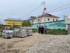 Заместитель главы Якутска Антон Алексеенко проверил ход благоустройства объектов и капремонта школ