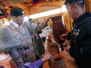 Мастера резьбы по дереву Якутии представили свои работы на Ысыахе Туймаада