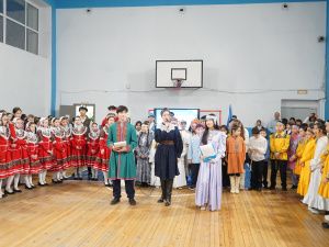 В СОШ № 30 в Якутске Год единства народов России открылся многонациональным парадом