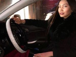 Фотофакт: Якутская красавица за рулём, инкрустированным стразами Сваровски