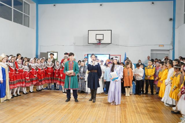 В СОШ № 30 в Якутске Год единства народов России открылся многонациональным парадом