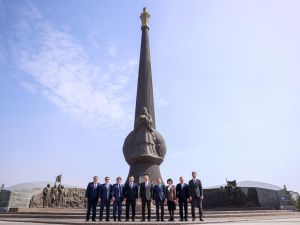 Глава Якутии возложил цветы к монументу защитникам Отечества в Астане
