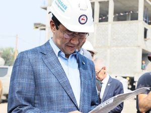 Глава Якутии проверил строительство жилого комплекса в Верхневилюйске