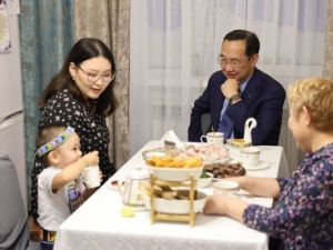 Айсен Николаев встретился с семьей военнослужащего из Анабарского района Якутии