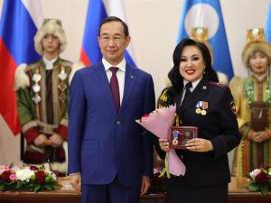Айсен Николаев вручил 35 якутянам государственные награды