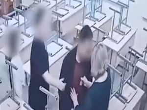 «Я тебя зарежу!»: В школе Якутска родитель не дает покоя директору, учителям и другим учащимся
