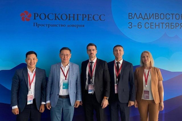 Владимир Егоров на ВЭФ-2024 встретился с представителями ПАО «Сургутнефтегаз»