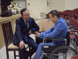 Айсен Николаев посетил раненых бойцов в госпитале имени Вишневского