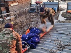 Женщину с сердечным приступом эвакуировали с крыши затопленного дома