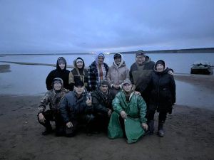 В больницах Якутии персонал и пациенты плетут маскировочные сети