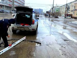 В Якутске ГИБДД обследуют лужи на дорогах