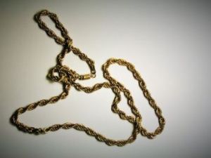 В Нерюнгринском районе безработный мужчина украл у знакомого дорогостоящее ювелирное изделие